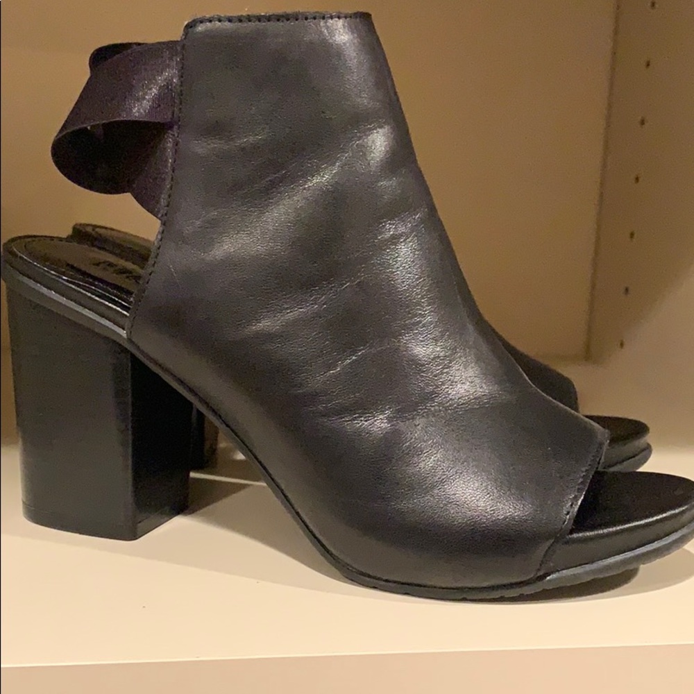 WORN 1x only - Kenneth Cole Reaction Fridah Fly